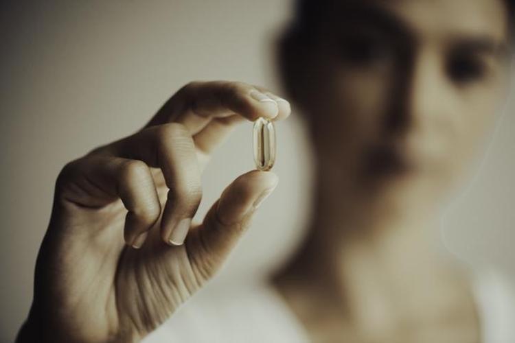 Yağın içine 1 tane eklemek yetiyor Cildi 10 yıl gençleştirip E vitaminine boğuyor, pul pul dökülen egzama görüntüsünü bitiriyor