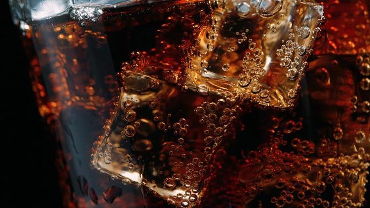 Bardak bardak içiyoruz ama her yudum ömrümüzden 12 dakika çalıyor Yavaş yavaş sonumuzu getiriyor, kemikleri eritip bağırsakları mahvediyor
