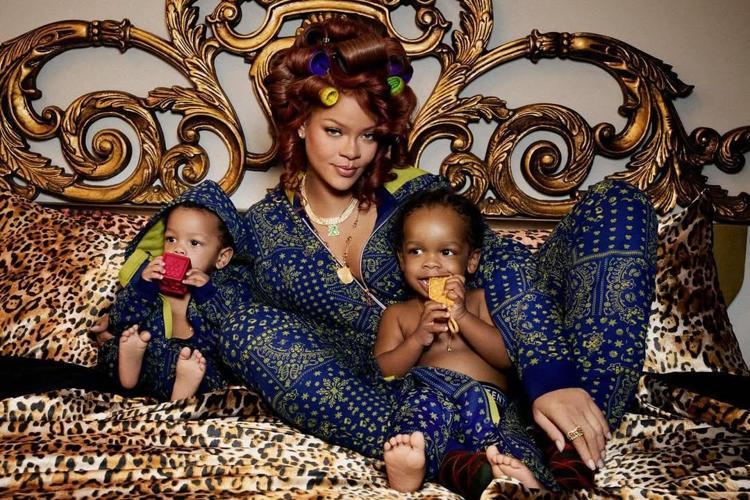 Rihanna doğum fotoğraflarını paylaştı İnciler ve güneş gözlüğüyle doğurdum