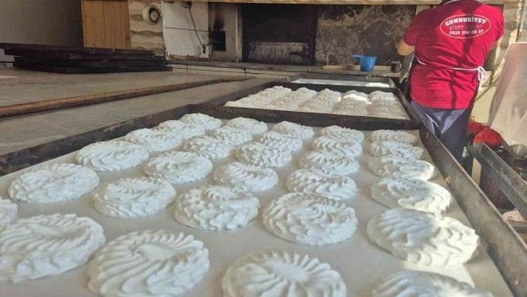 Ramazanın vazgeçilmezi sofraları süslüyor Tanesi 5 ila 10 TLden satılıyor: 1 kilosu için en az 55 yumurta kullanılıyor