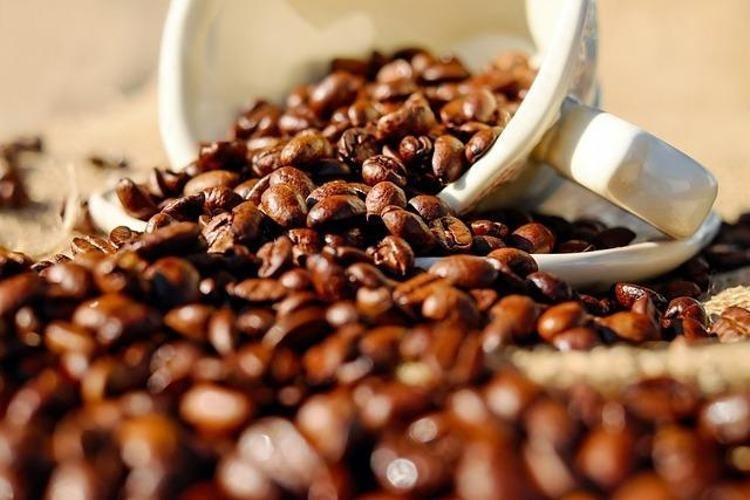 Bardak bardak içiyoruz ama şişkinliğin en büyük sebebi Bağırsakları mahvediyor, cildi buruş buruş yapıp 10 yıl yaşlandırıyor