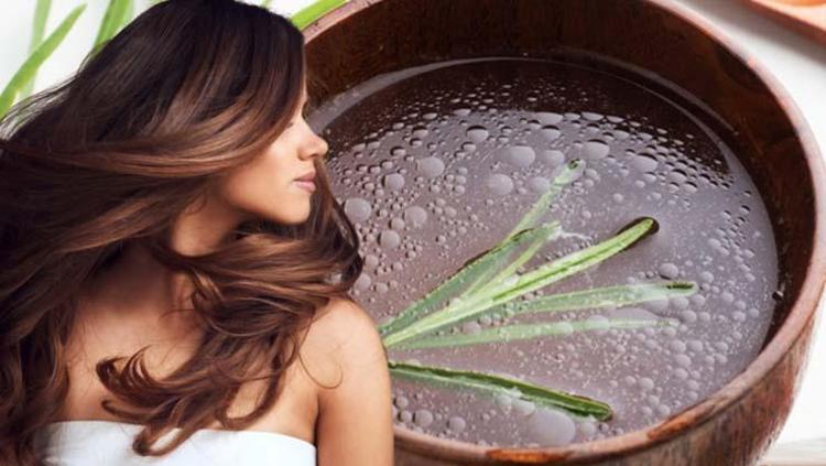 Saç köklerine vitamin yüklüyor 30 dakika bekletmek yetiyor: Avuç avuç dökülmeyi engelleyip kepeğin kökünü kazıyor, tek kökten 3 tel saç çıkartıyor