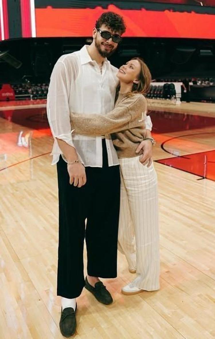 Alperen Şengün ve model sevgilisi Hannah Cherryden aşk dolu pozlar