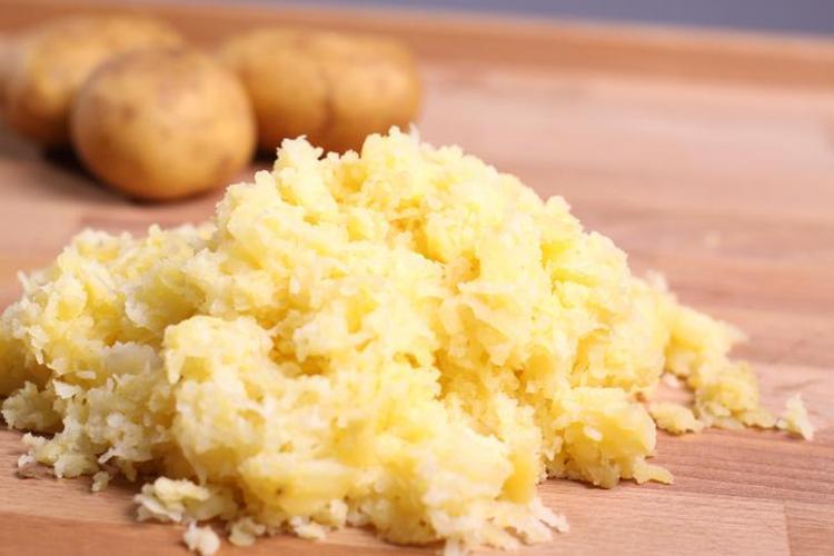 PORSELEN CİLT ETKİSİ VEREN PATATES MASKESİ