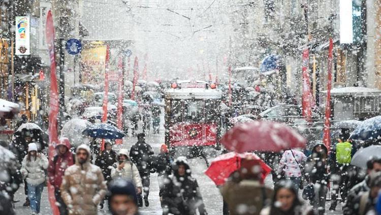 Lapa lapa kar yağışları ve sağanaklar geri dönüyor Meteoroloji tarih vererek uyardı: İstanbul, Ankara ve İzmirde hava sıcaklıkları düşecek...