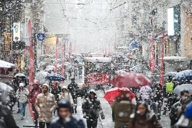 Lapa lapa kar yağışları ve sağanaklar geri dönüyor Meteoroloji tarih vererek uyardı: İstanbul, Ankara ve İzmirde hava sıcaklıkları düşecek...