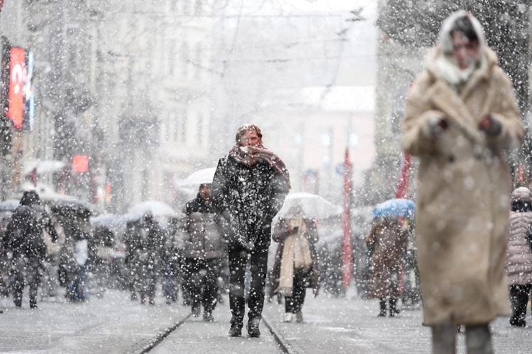 Lapa lapa kar yağışları ve sağanaklar geri dönüyor Meteoroloji tarih vererek uyardı: İstanbul, Ankara ve İzmirde hava sıcaklıkları düşecek...