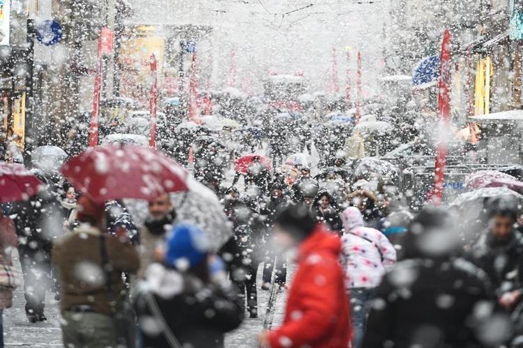 Lapa lapa kar yağışları ve sağanaklar geri dönüyor Meteoroloji tarih vererek uyardı: İstanbul, Ankara ve İzmirde hava sıcaklıkları düşecek...