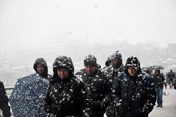 Lapa lapa kar yağışları ve sağanaklar geri dönüyor Meteoroloji tarih vererek uyardı: İstanbul, Ankara ve İzmirde hava sıcaklıkları düşecek...