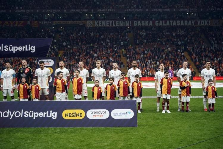 Galatasaray Antalyaspor maçında gol yağmuru Aslan 3 puanı 4 golle aldı