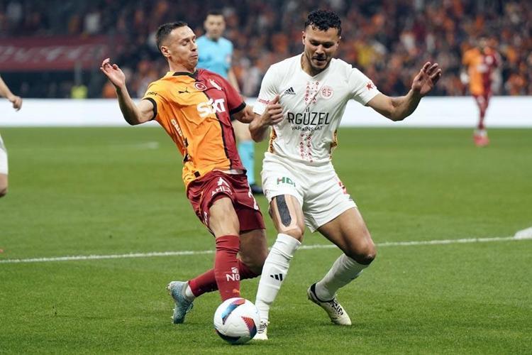 Galatasaray Antalyaspor maçında gol yağmuru Aslan 3 puanı 4 golle aldı