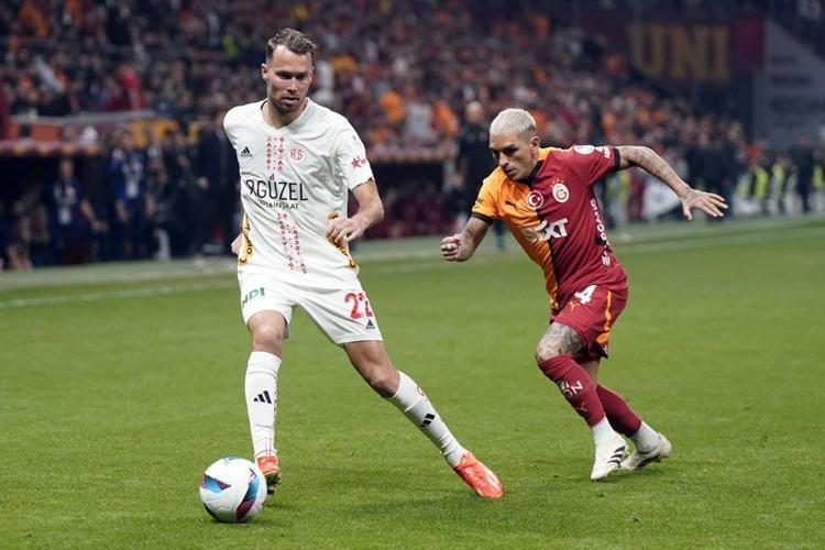 Galatasaray Antalyaspor maçında gol yağmuru Aslan 3 puanı 4 golle aldı