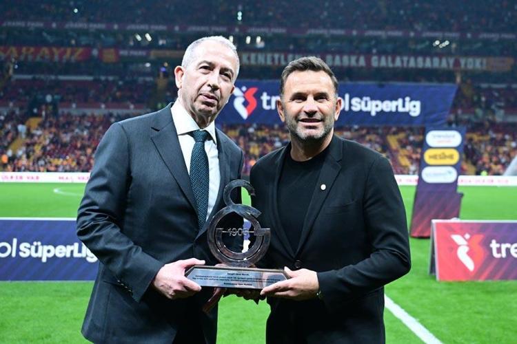 Okan Buruka 100. Süper Lig maçı plaketi