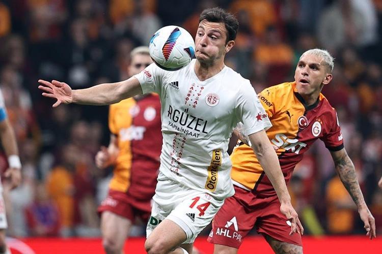Galatasaray Antalyaspor maçında gol yağmuru Aslan 3 puanı 4 golle aldı