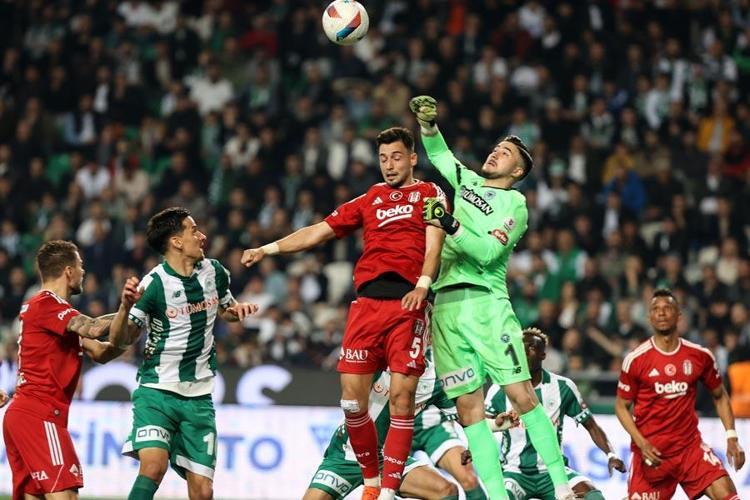 Konyaspor Beşiktaş maçında tarihi skor Konyada Kartala büyük şok: 9 kişiye karşı ilk yenilgi