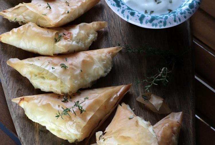 Hamursuz yufkasız pratik börek tarifi 5 dakikada hazır oluyor, çıtır çıtır resmen ağızda dağılıyor