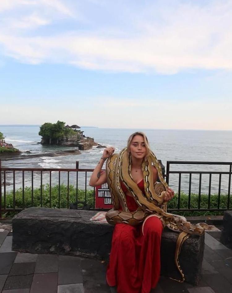 Survivora veda eden Zeynep Alkan’dan Bali’de yılanlarla cesur paylaşım