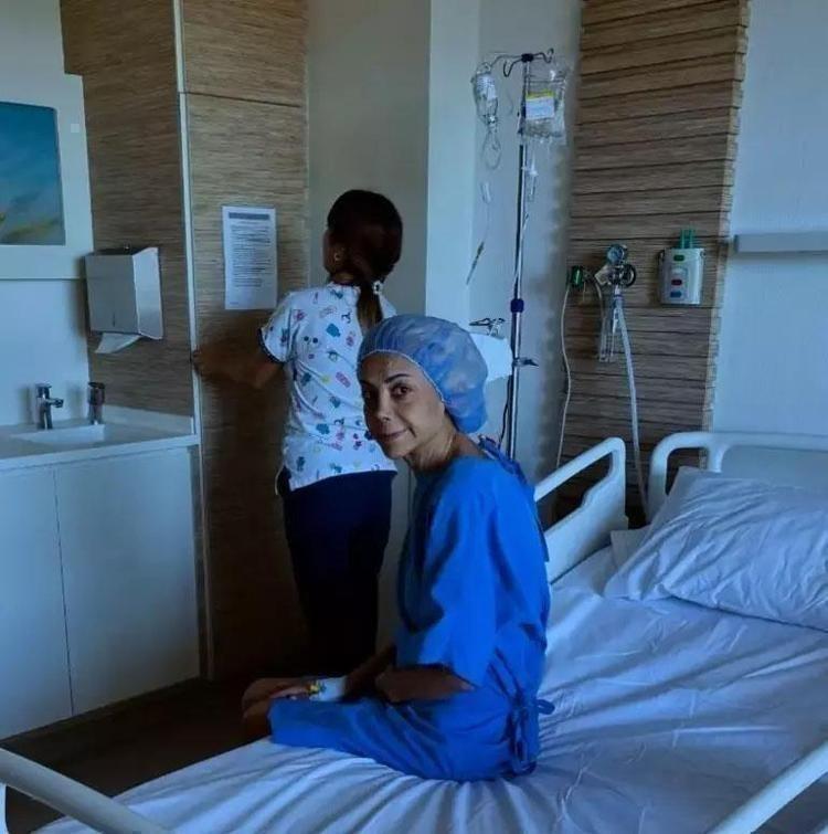 Tanyeli son yolculuğuna uğurlanıyor Tabutu eşi ve oğlu taşıdı