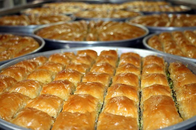 Gastronomi kenti Antepte bayram mesaisi Dünyanın dört bir yanına kapış kapış satılıyor: Baklavada 24 ayar altın rengi detayı