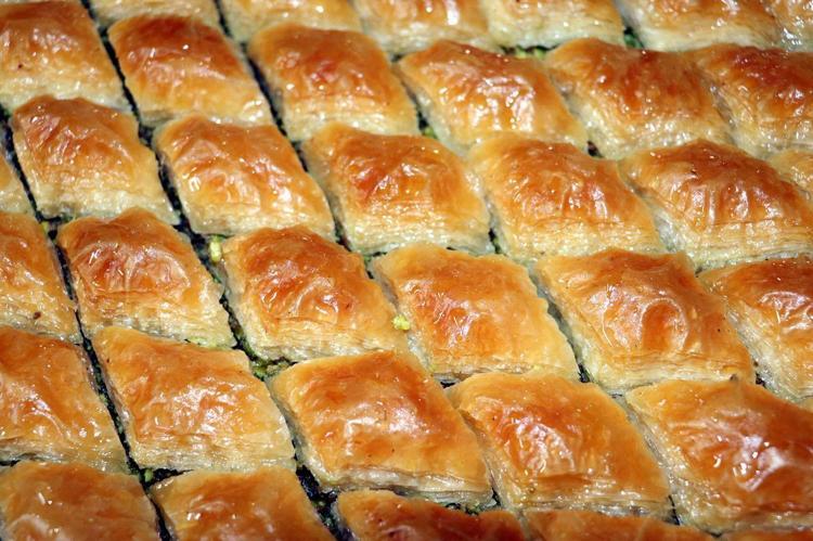 Gastronomi kenti Antepte bayram mesaisi Dünyanın dört bir yanına kapış kapış satılıyor: Baklavada 24 ayar altın rengi detayı
