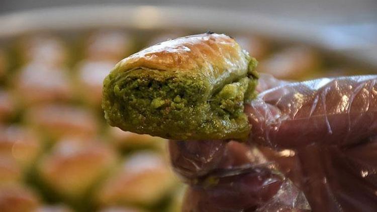 Gastronomi kenti Antepte bayram mesaisi Dünyanın dört bir yanına kapış kapış satılıyor: Baklavada 24 ayar altın rengi detayı