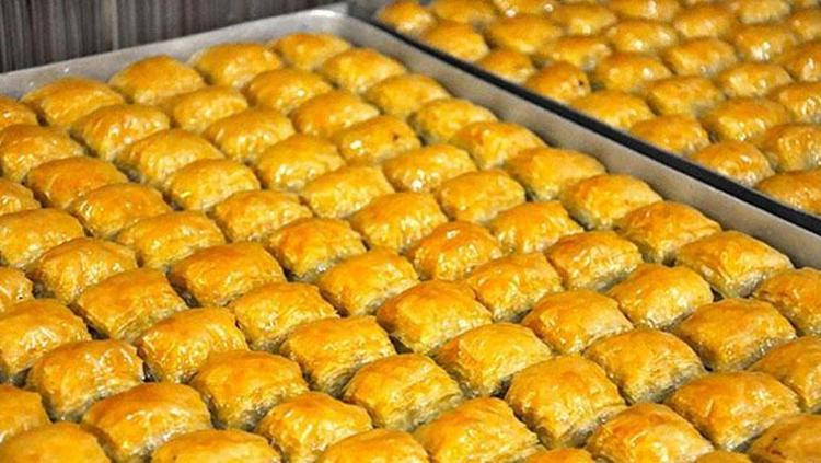 Gastronomi kenti Antepte bayram mesaisi Dünyanın dört bir yanına kapış kapış satılıyor: Baklavada 24 ayar altın rengi detayı