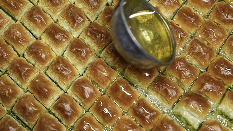Gastronomi kenti Antepte bayram mesaisi Dünyanın dört bir yanına kapış kapış satılıyor: Baklavada 24 ayar altın rengi detayı