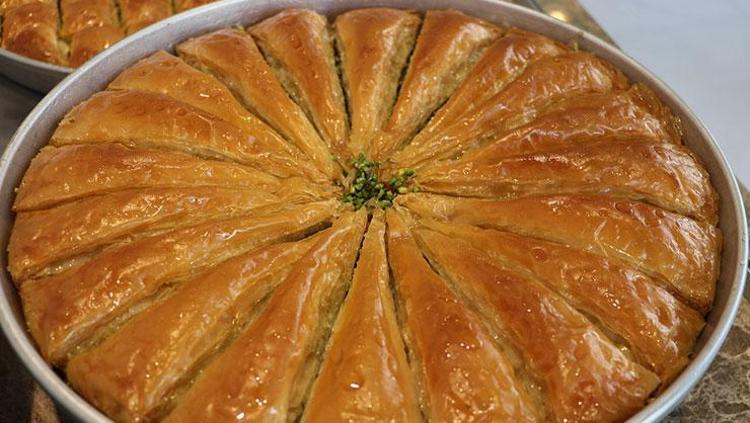 Gastronomi kenti Antepte bayram mesaisi Dünyanın dört bir yanına kapış kapış satılıyor: Baklavada 24 ayar altın rengi detayı