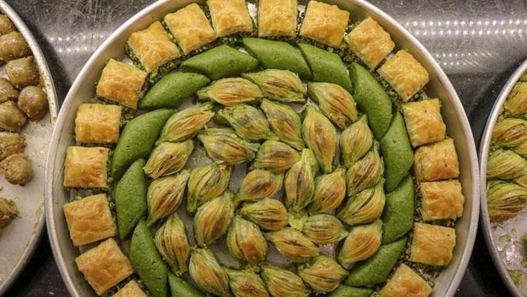 Gastronomi kenti Antepte bayram mesaisi Dünyanın dört bir yanına kapış kapış satılıyor: Baklavada 24 ayar altın rengi detayı