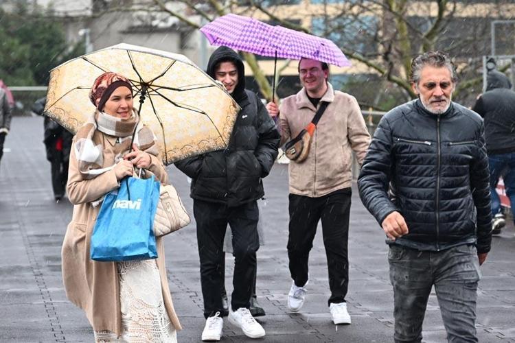 Kar yağışları İstanbula geri döndü Yaz havası gitti dondurucu soğuklar geldi