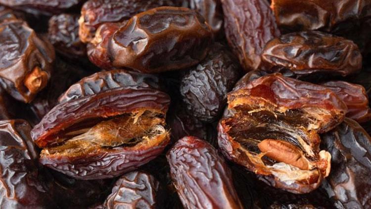 1 kaşığı kabızlığa derman oluyor Hurmayla karıştırıp yiyin: Bağırsakların çalışma hızını 2 kat artırıyor