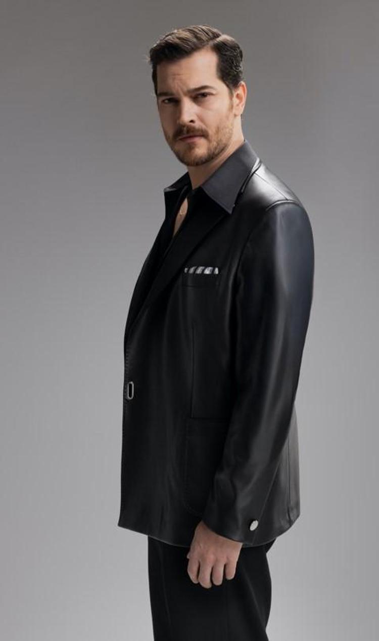 Eşref Tek (Çağatay Ulusoy)