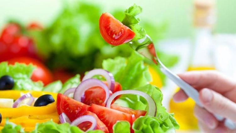 FESLEĞENLİ VE MAYDANOZLU LİMONLU SALATA