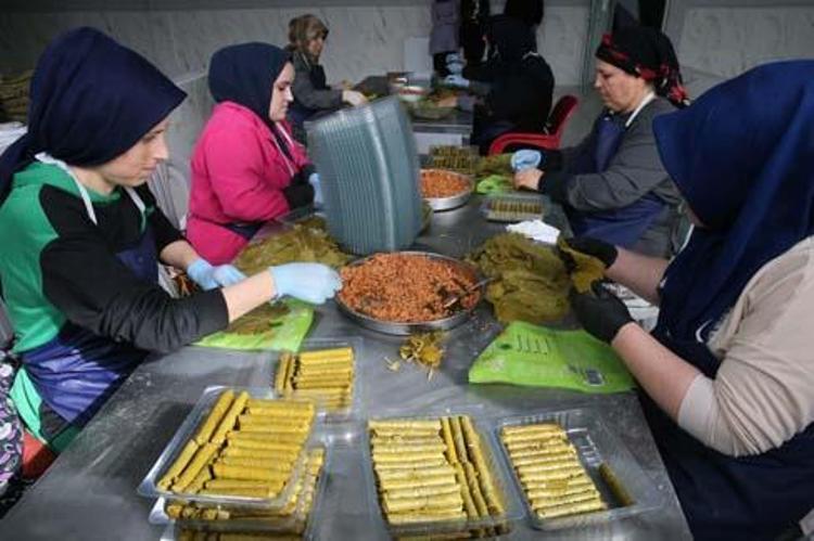 Tokatlı kadınlar yapıyor, Avrupaya kilo kilo satılıyor Bayram öncesi 6 tonluk yoğun mesai başladı, meğer püf noktası buymuş