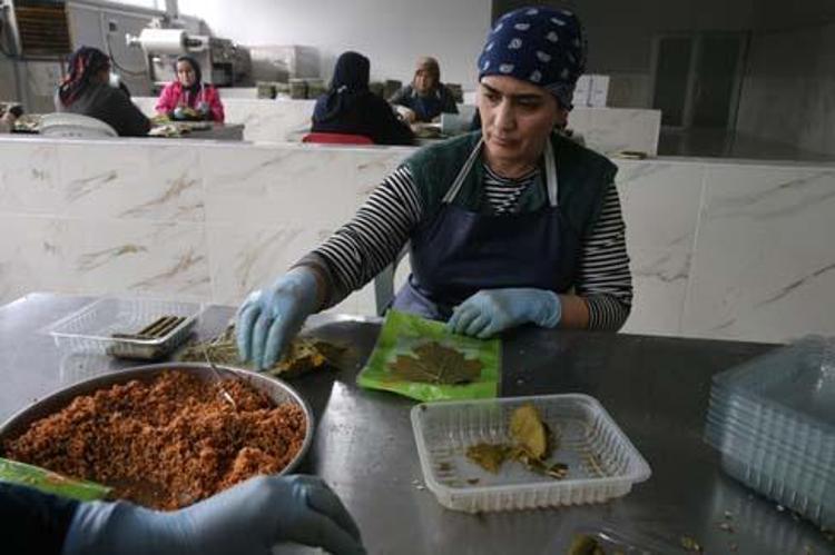 Tokatlı kadınlar yapıyor, Avrupaya kilo kilo satılıyor Bayram öncesi 6 tonluk yoğun mesai başladı, meğer püf noktası buymuş