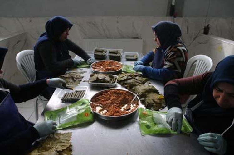 Tokatlı kadınlar yapıyor, Avrupaya kilo kilo satılıyor Bayram öncesi 6 tonluk yoğun mesai başladı, meğer püf noktası buymuş