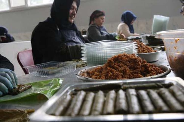 Tokatlı kadınlar yapıyor, Avrupaya kilo kilo satılıyor Bayram öncesi 6 tonluk yoğun mesai başladı, meğer püf noktası buymuş