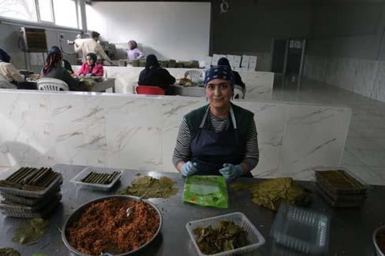Tokatlı kadınlar yapıyor, Avrupaya kilo kilo satılıyor Bayram öncesi 6 tonluk yoğun mesai başladı, meğer püf noktası buymuş