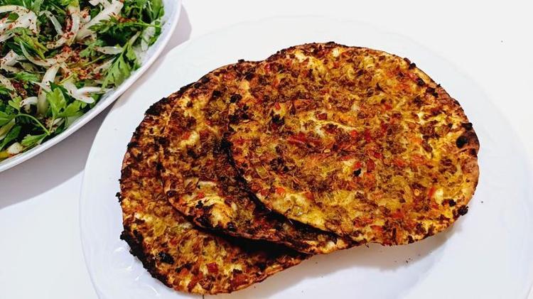 40 yıllık lahmacun ustası sırrını açıkladı Evde çıtır çıtır lahmacun nasıl yapılır Ekonomik lahmacun yapmak isteyenler denesin