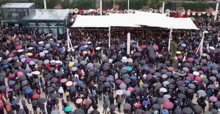 Güle güle Kuzeyin Oğlu Volkan Konakın eşi Selma Konak güçlükle ayakta durdu
