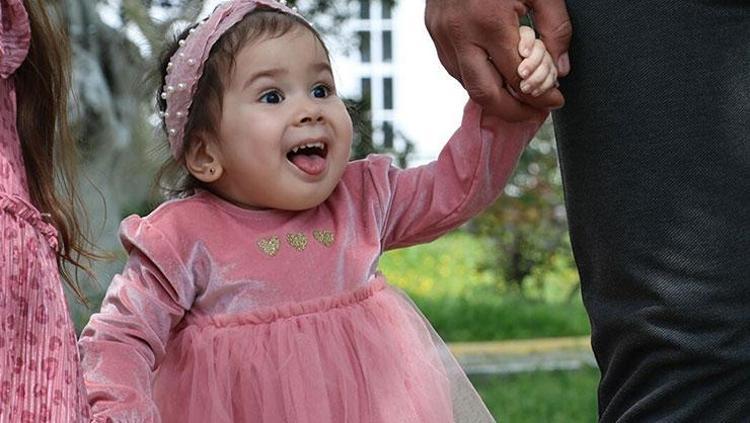 SMA’yı yendi, yürümeye başladı Mihra Helin ablaları ile kavuştu