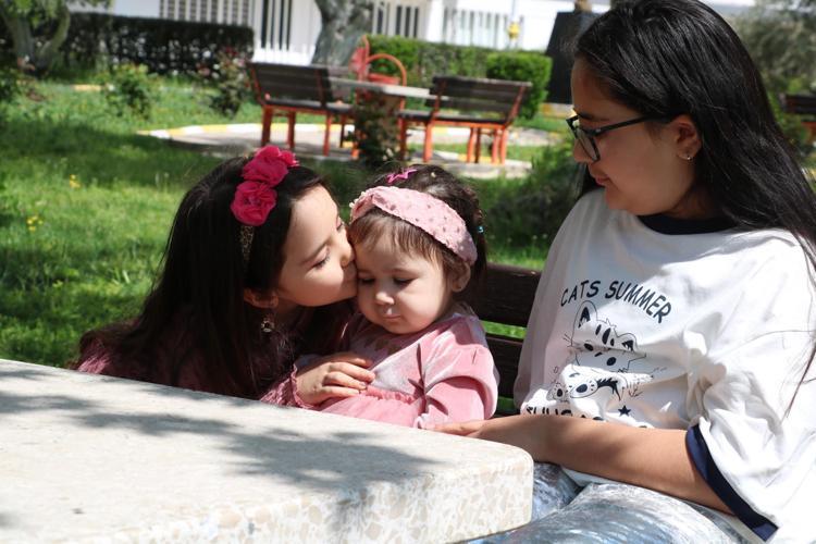 SMA’yı yendi, yürümeye başladı Mihra Helin ablaları ile kavuştu