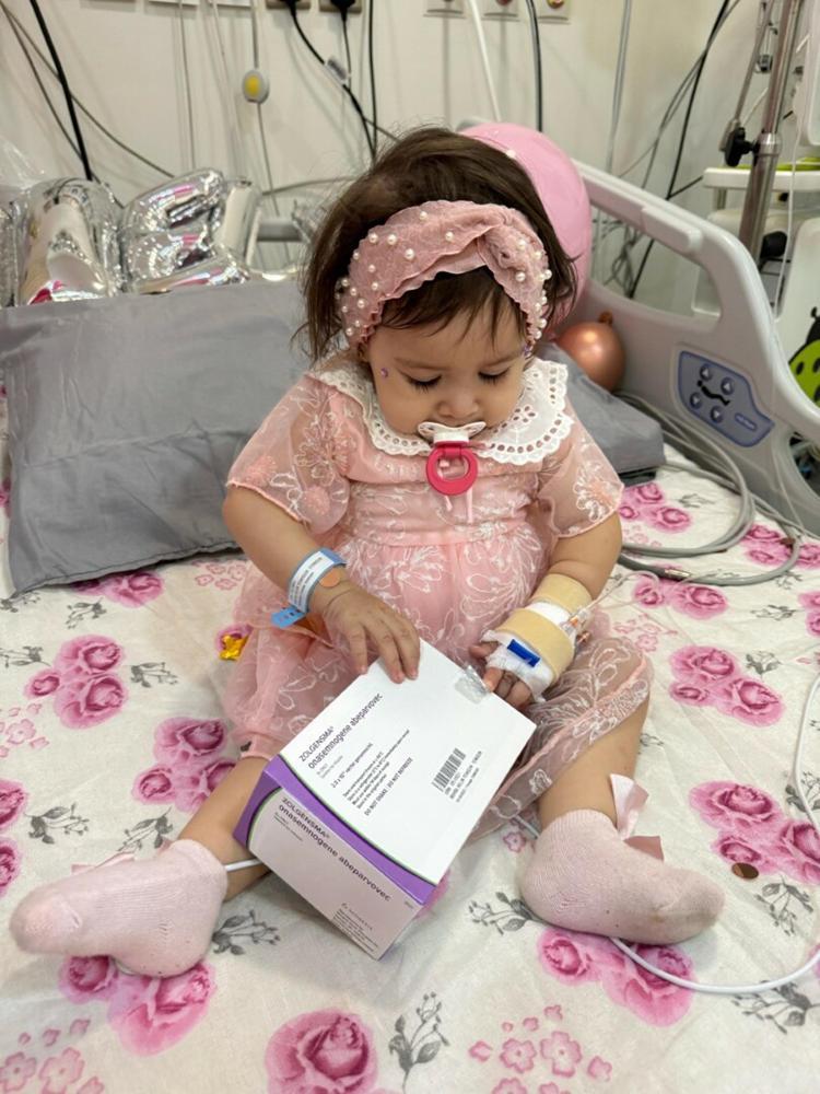 SMA’yı yendi, yürümeye başladı Mihra Helin ablaları ile kavuştu