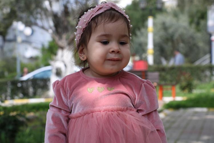 SMA’yı yendi, yürümeye başladı Mihra Helin ablaları ile kavuştu