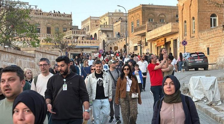 Mardinde Uzak Şehir bereketi Alboraların konağına ziyaretçi akını