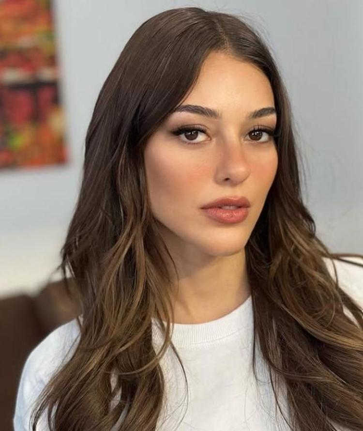 Dilan Çiçek Deniz, annesinin altın gününde Verdiği poz olay