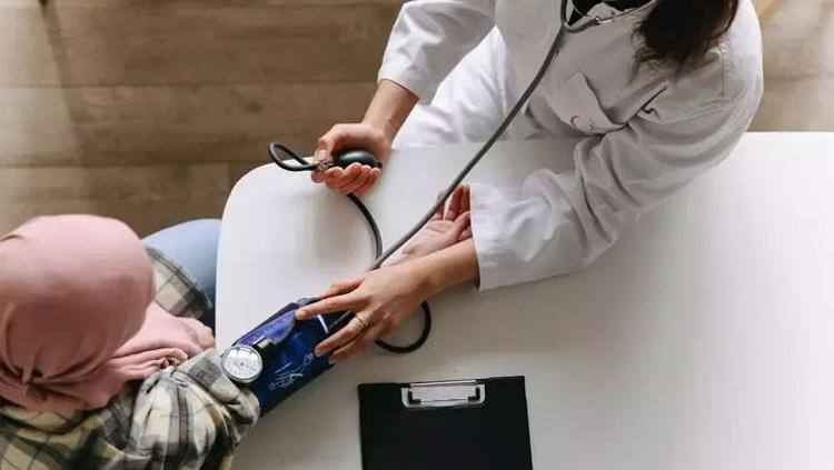 Uzmanı uyardı: Baş dönmesi ve göğüs bölgesinde sıkışma hissi ile belirti gösteriyor Kilolu bireylerde risk 2 kat daha fazla
