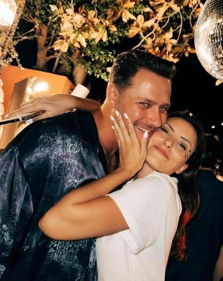 Doğum için gün sayıyorlar Burak Çelikin bebeğinin cinsiyeti belli oldu