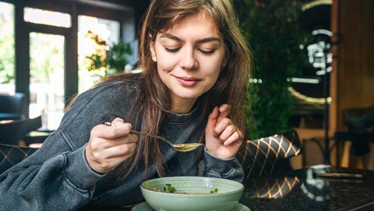 Yemeğini yapıp kaşık kaşık yiyin: Hormonları saniyesinde dengeliyor, kalbi kaya gibi güçlendiriyor