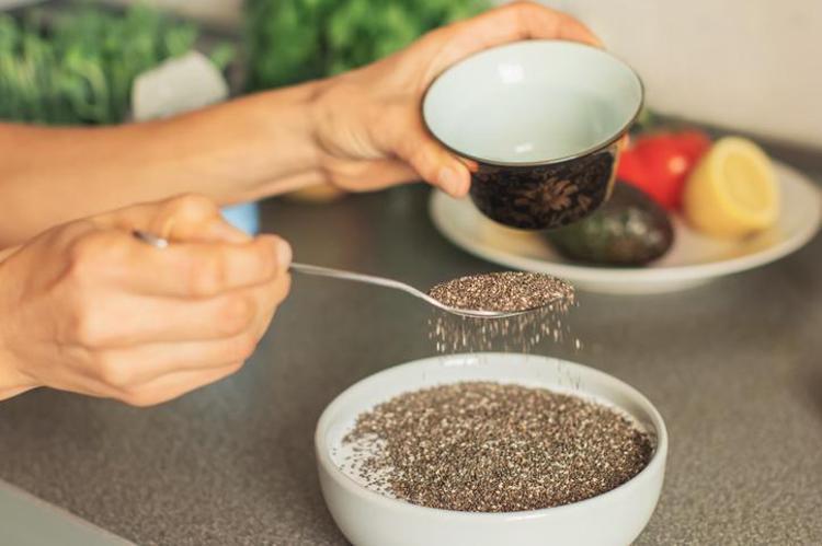 Yoğurdun içine 1 kaşık ekleyip kaşık kaşık yiyin Bağırsakları harıl harıl çalıştırıp metabolizmayı hızlandırıyor, yağları cayır cayır yakıyor